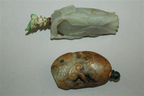 Two Chinese jade snuff bottles, 18th / 19th century, 5.1cm